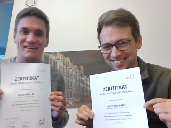 Digitaler Abschlussworkshop: Marek und Roch halten ihre Zertifikate in die Kamera. 